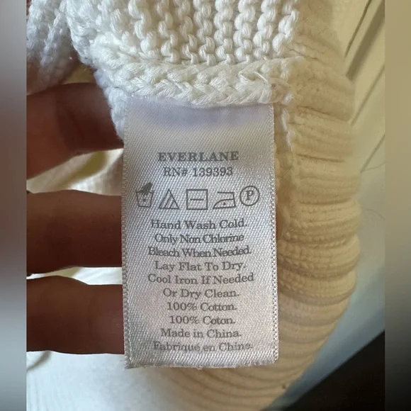 Everlane 100% Cotton White V-Neck Sweater - Picture 6 of 6